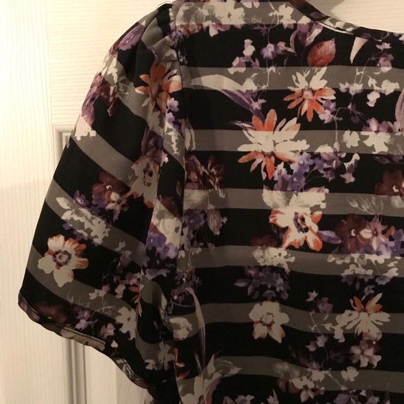 Floral blouse-Size S - Picture 5 of 5